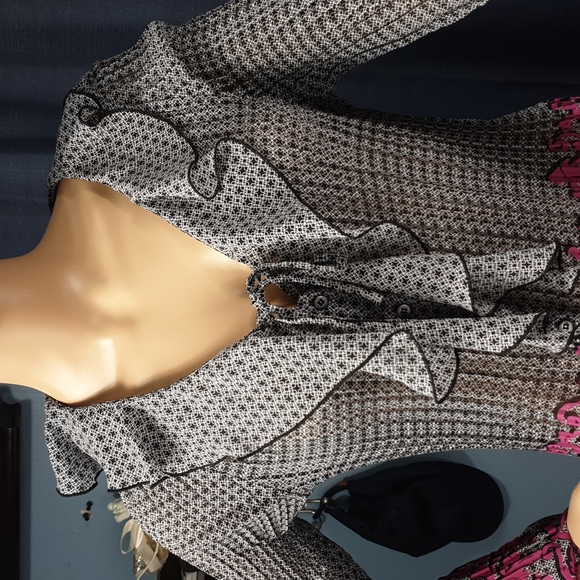 Fun bell-sleeve Button-Down blouse - Picture 3 of 13